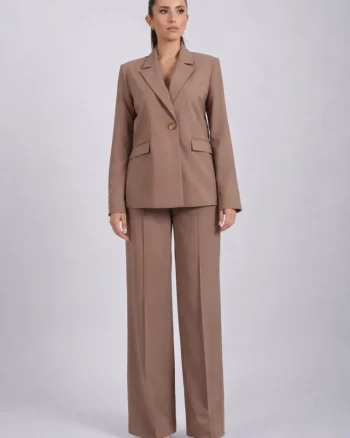 Compleu bej format din doua piese cu pantaloni largi si sacou cu design deosebit