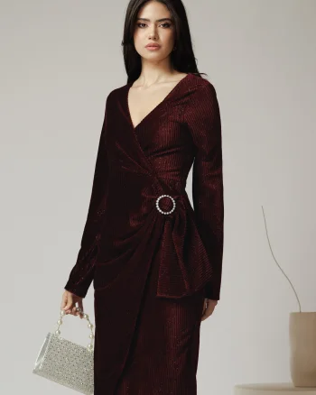 Rochie eleganta din catifea burgundy cu insertii din fir lurex si catarama in talie