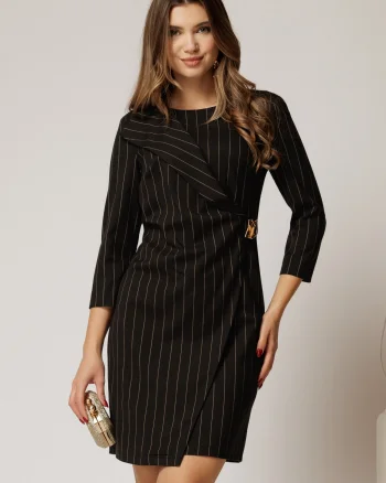 Rochie neagra scurta cu croi petrecut si dungi bej