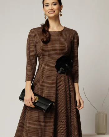Rochie midi din stofa carou maro si finisaje negre