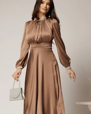 Rochie DY Fashion maro din voal cu perle la guler si maneci