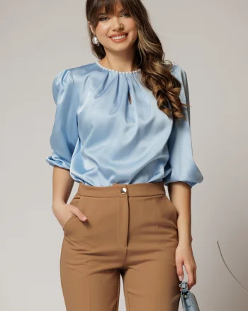 Bluza DY Fashion bleu din satin cu perle la decolteu