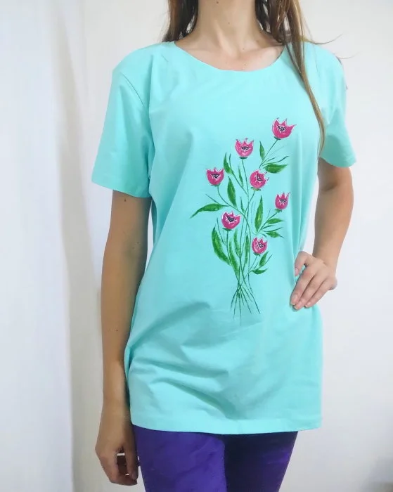 Tricou turcoaz, pictat manual ,cu lalele