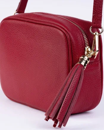 Geanta crossbody rosu inchis din piele naturala, cu ciucure din piele