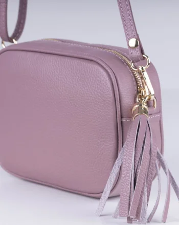 Geanta crossbody roz prafuit din piele naturala, cu ciucure din piele