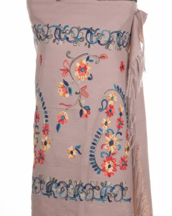 Esarfa cashmere cu model floral brodat pe fond roz prafuit