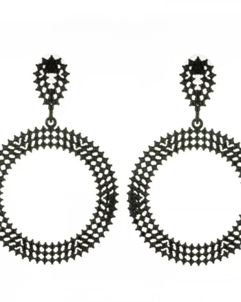 Cercei metalici negri cu forma rotunda acoperiti cu pietricele mici, negre si stralucitoare cu aspect de broderie