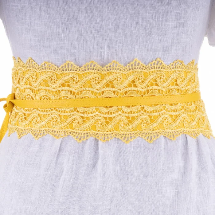 Curea lata de 10 cm petrecuta galbena cu aplicatie din broderie textila