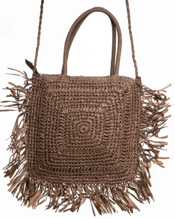 Geanta crossbody patrata mare, impletita cu franjuri mari decorative, maro