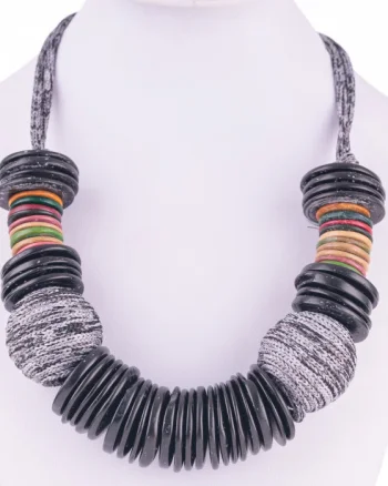 Colier cu elemente rontunde plate din lemn si textil, negru