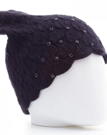 Caciula neagra model tricotat cu fir de lurex si strasuri aplicate, captusita in interior