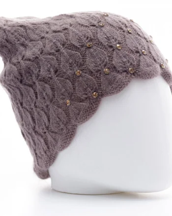 Caciula bej inchis model tricotat cu fir de lurex si strasuri aplicate, captusita in interior