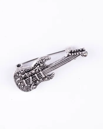 Brosa metalica argintie chitara rock cu pietricele argintii