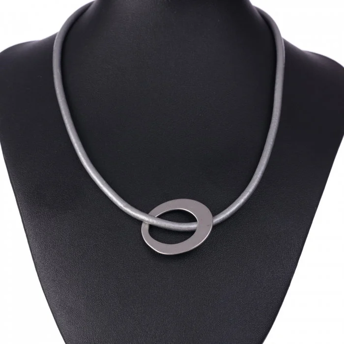 Colier minimalist cu cerc neregulat pe fir gros de piele ecologica, argintiu mat
