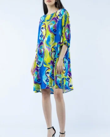 Rochie midi A-line din vascoza cu imprimeu chipuri stilizate, pe fond albastru