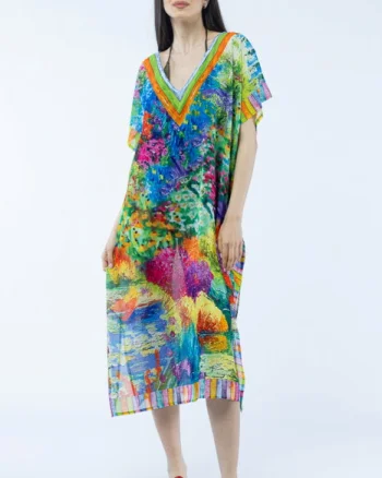 Rochie lunga de plaja tip poncho cu imprimeu dupa un peisaj campenesc cu gradini inflorite