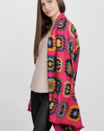 Esarfa din casmir cu motive florale stilizate pe fond fucsia