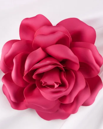 Brosa floare fucsia satinata cu diametru de 15 cm, cu clips pentru par