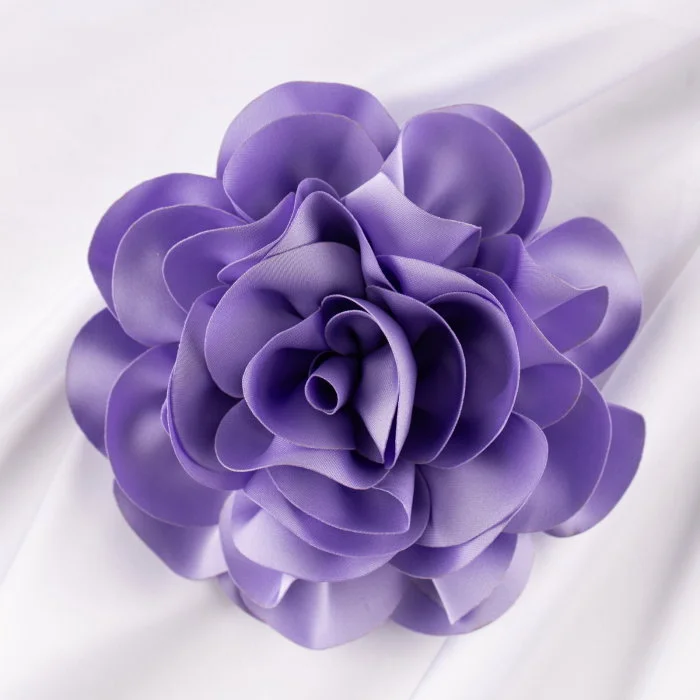 Brosa floare lila satinata cu diametru de 15 cm, cu clips pentru par