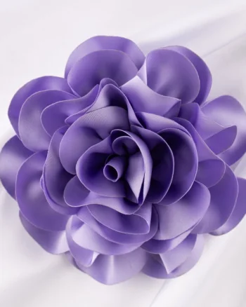 Brosa floare lila satinata cu diametru de 15 cm, cu clips pentru par