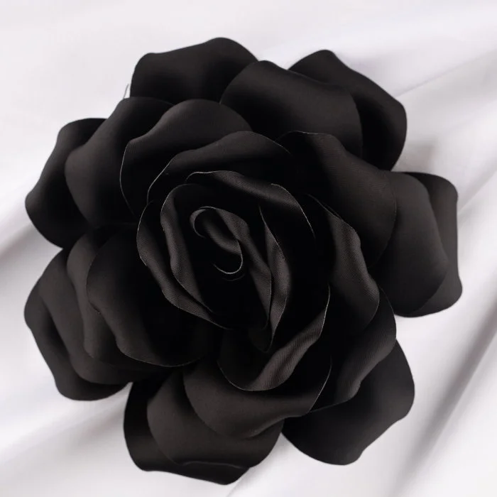 Brosa floare neagra satinata cu diametru de 15 cm, cu clips pentru par
