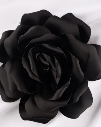 Brosa floare neagra satinata cu diametru de 15 cm, cu clips pentru par