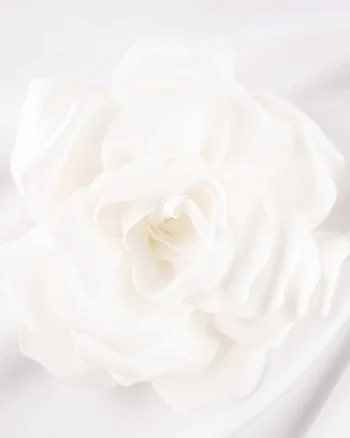 Brosa floare alba satinata cu diametru de 15 cm, cu clips pentru par