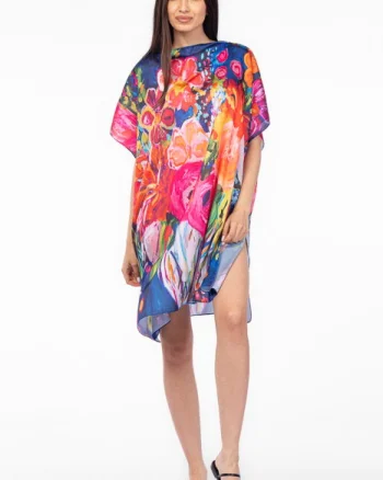 Rochie de plaja tip poncho din matase cu flori fucsia pe fond albstru