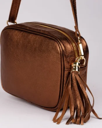 Geanta crossbody  metalizat din piele naturala, cu ciucure din piele, cupru
