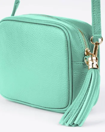 Geanta crossbody verde menta din piele naturala, cu ciucure din piele