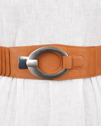 Curea elastica cu solzi din piele ecologica camel de 6 cm latime cu catarama ovala argintie