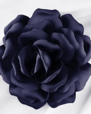 Brosa floare bleumarin satinata cu diametru de 15 cm, cu clips pentru par