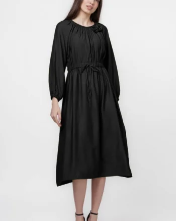 Rochie lunga neagra, cu boboci, stransa in talie, din vascoza