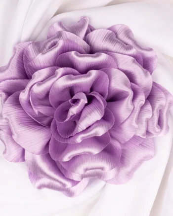 Brosa floare lila satinata si usor creponata cu diametru de 15 cm, cu clips pentru par