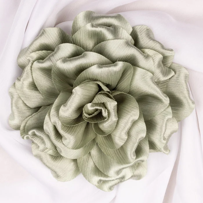 Brosa floare kaki satinata si usor creponata cu diametru de 15 cm, cu clips pentru par