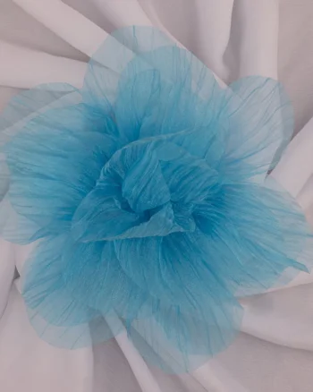 Brosa floare din organza creponata cu diametru de 20 cm, cu clips pentru par, turcoaz