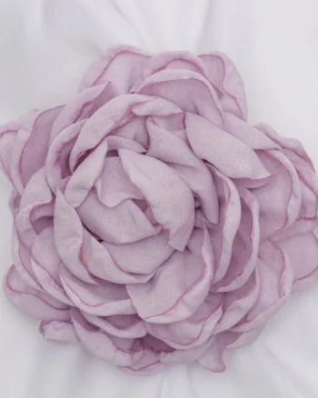Brosa floare lila din bumbac cu diametru de 15 cm, cu clips pentru par