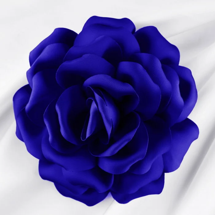 Brosa floare albatru electric satinata cu diametru de 15 cm, cu clips pentru par