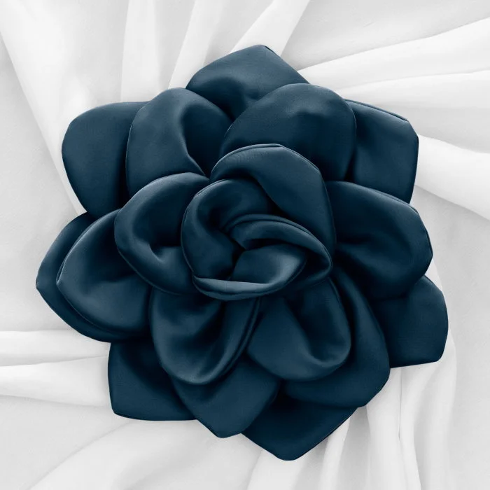 Brosa floare turcoaz inchis satinata cu diametru de 25 cm, cu clips pentru par