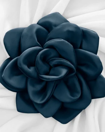 Brosa floare turcoaz inchis satinata cu diametru de 25 cm, cu clips pentru par
