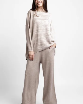 Compleu cu pulover oversize asimetric si pantaloni tricotaj, cu intrepatrundere de bejuri