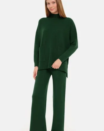 Compleu cu pantaloni si pulover cu gat semiinalt si buzunare, din  tricotaj fin, verde inchis