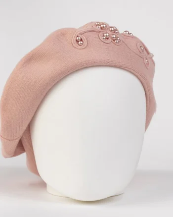 Bereta roz chic, cu decoratiune tricotata si insertii de perle, din bumbac si lana