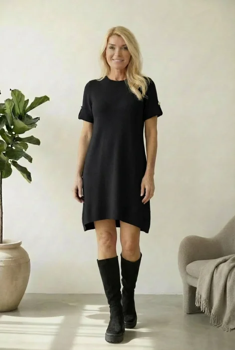 Rochie scurta A-line tricotata, cu maneca scurta si nasture decorativ, neagra