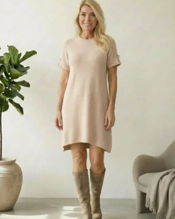 Rochie scurta A-line tricotata, cu maneca scurta si nasture decorativ, bej