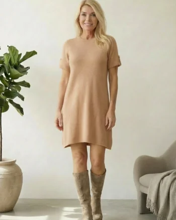 Rochie scurta A-line tricotata, cu maneca scurta si nasture decorativ, camel