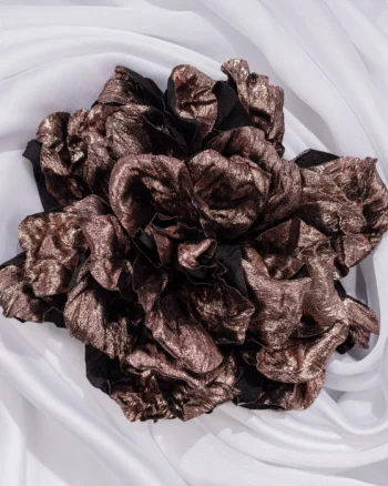 Brosa negru-cupru roz metalizat, floare cu diametru de 15 cm, cu clips pentru par