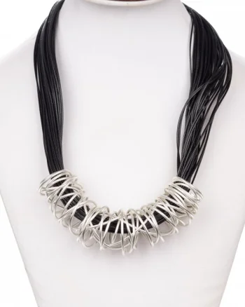 Colier modern, scurt, din fire negre cu pandant cu aspect sculptural din metal argintiu