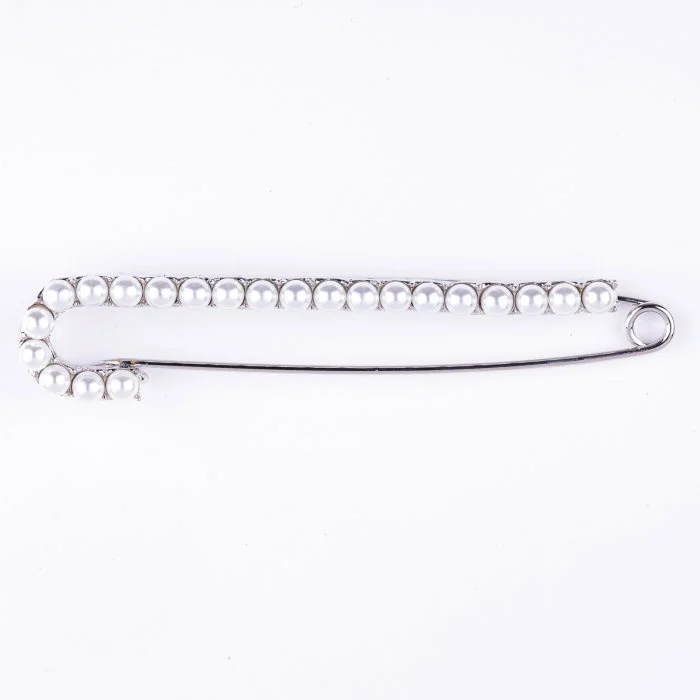 Brosa metalica argintie tip ac cu perle sintetice albe