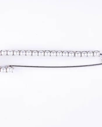 Brosa metalica argintie tip ac cu perle sintetice albe
